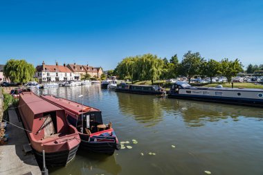 İngiltere 'nin Cambridgeshire kentindeki Ely' de Büyük Ouse Nehri 'ne demirlemiş Dar Tekneler