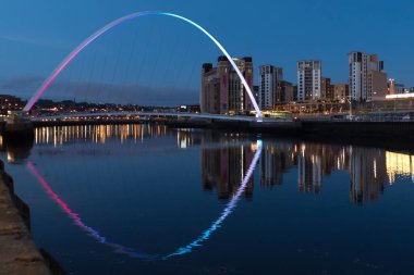 Gateshead Millennium Köprüsü, Tyne 'den İngiltere' deki Gateshead 'e kadar Tyne Nehri' ni geçer.