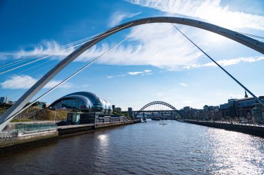 Gateshead Millennium Köprüsü, Tyne 'den İngiltere' deki Gateshead 'e kadar Tyne Nehri' ni geçer.