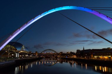 Gateshead Millennium Köprüsü ve Tyne Köprüsü Newcastle 'dan İngiltere' deki Gateshead 'e