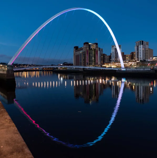 Gateshead Millennium Bridge Cruza Río Tyne Desde Newcastle Tyne Gateshead — Foto de Stock