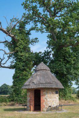 Merton, Norfolk, İngiltere, İngiltere 'de Kraliçe II. Elizabeth' in Gümüş Yıldönümü onuruna inşa edilen çatı barınağı.