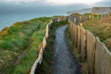 İrlanda 'daki Moher Kayalıklarında Yürüyüş Patikası
