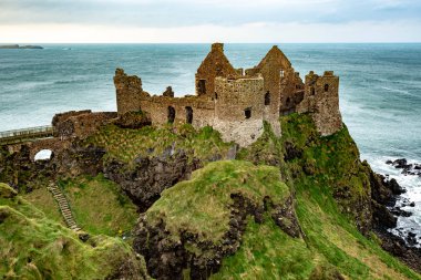 Dunluce Şatosu Kuzey İrlanda 'daki İrlanda Denizi' ne bakıyor
