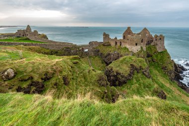 Dunluce Şatosu Kuzey İrlanda 'daki İrlanda Denizi' ne bakıyor