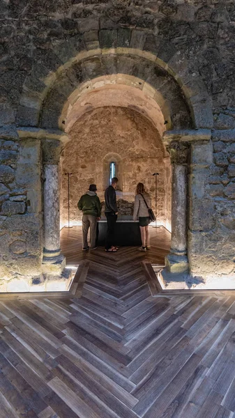 Ludzie Zobacz Historyczny Wyświetlacz Zamku Mauretańskim Sintra Portugalia — Zdjęcie stockowe