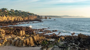 Albufeira, Portekiz 'deki Arrifes Sahili' nde gün doğumunda kayalar.