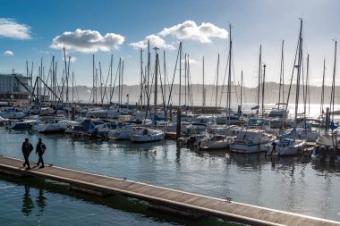 Lizbon, Portekiz 'deki Tagus Nehri' ndeki limanda tekneler