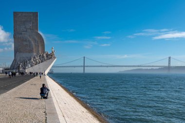 Lizbon 'daki Keşifler Anıtı Lizbon, Portekiz' deki Tagus Nehri üzerinde