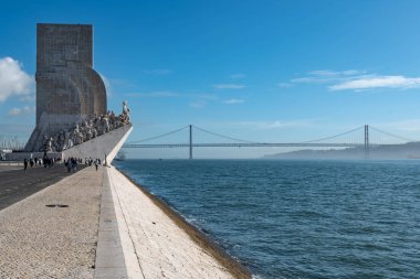 Lizbon 'daki Keşifler Anıtı Lizbon, Portekiz' deki Tagus Nehri üzerinde