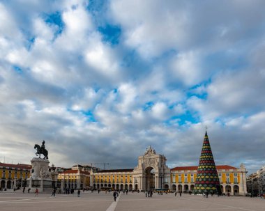 Lizbon, Portekiz 'deki Ticaret Meydanı' nda Noel Ağacı ve Heykel