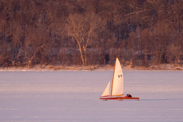 Minnesota ve Wisconsin arasında Pepin Gölü 'nde buzlu tekne gezintisi