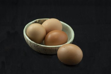 Seramik kasede kahverengi yumurtalar