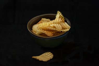 Bir kase kızarmış Amerikan cipsi.