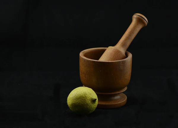 İçecekler için tahtadan harç ve limon