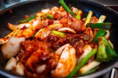 Ev yapımı gıdaların özelliği malzemelerin eklenebilmesidir. Görmesi zor ama bu yemek her zamanki gibi mantar içeriyor. Mantarlar çok lezzetli..