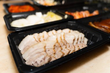 Haşlanmış domuz eti, teslim edilen bossam setine dahil..