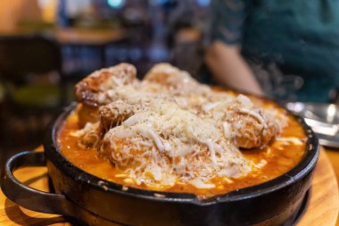 Nurungji (çok pişmiş pilavın kabuğu anlamına gelir) Peynirli ve soslu tavuk. 