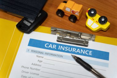 oyuncak araba, kalem, belge, masa üzerinde araba sigortası konsepti