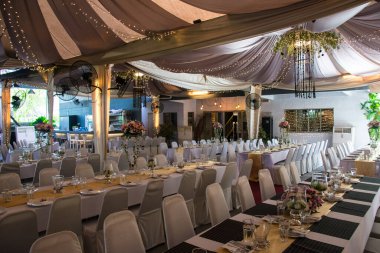 Harika bir düğün sandalyesi ve açık havada güzel bir yemek için sofra.