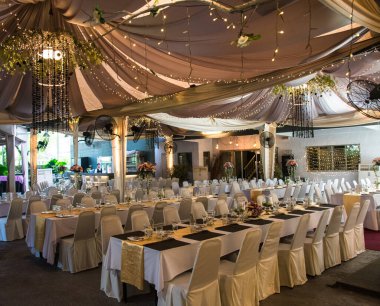 Harika bir düğün sandalyesi ve açık havada güzel bir yemek için sofra.