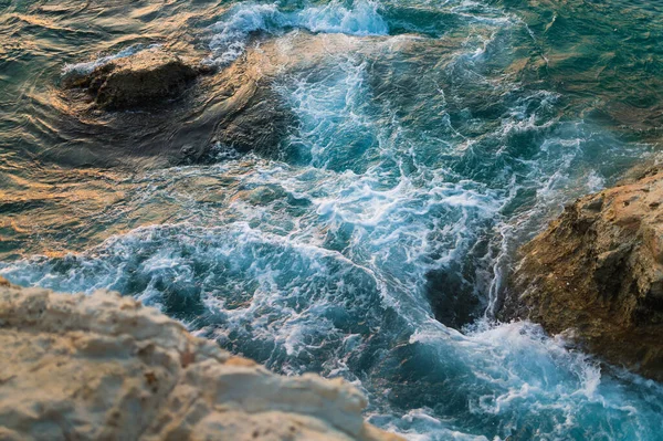 Θαλάσσια Κύματα Χτυπούν Τις Ακτές Της Μεσογείου — Φωτογραφία Αρχείου