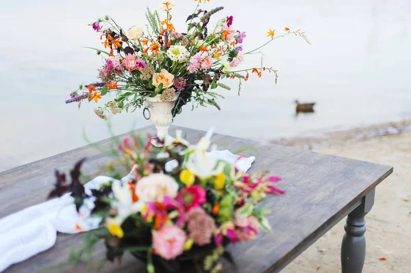 Arc Mariage Rustique Fait Arbres Secs Fleurs Près Étang Images De Stock Libres De Droits