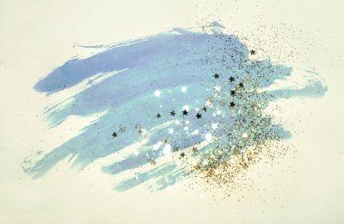 Altın glitter ve soyut mavi suluboya sıçrama vintage nostaljik renklerde üzerinde parlak yıldız.