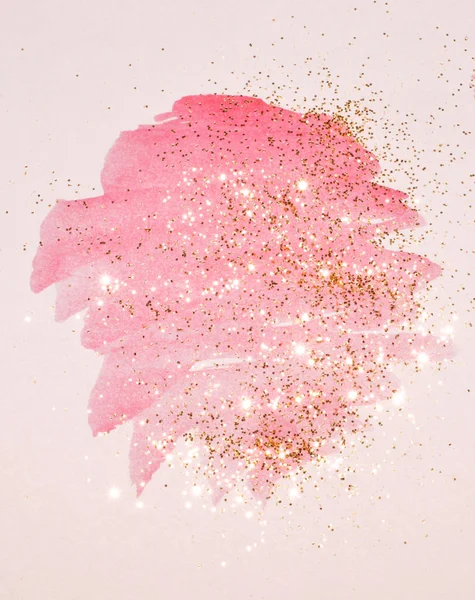 Soyut pembe suluboya sıçrama ve vintage nostaljik renklerde altın glitter.