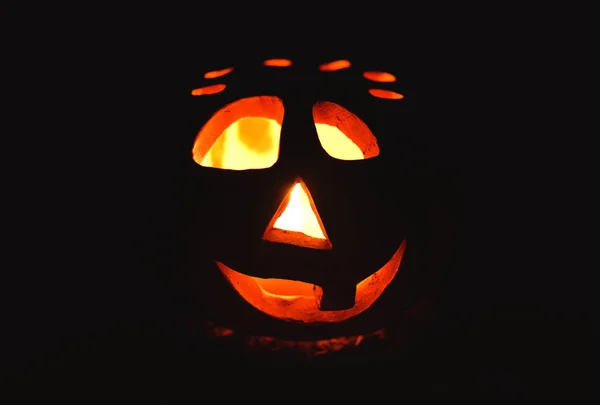 Kynttilänjalka Kurpitsa Polttava Kynttilä Sisällä Tummalla Taustalla Symboli Halloween — kuvapankkivalokuva