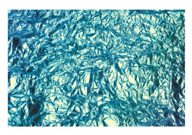 Beyaz arka plan üzerinde izole mavi buruşuk folyo doku