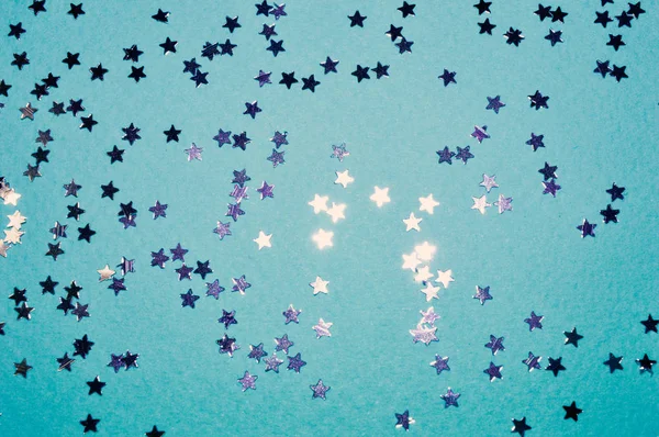 ヴィンテージ色の青い背景に銀の輝きの星 — ストック写真