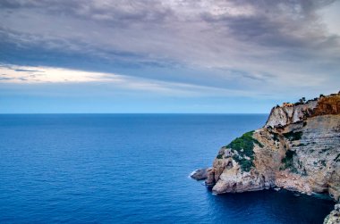 Gün batımında bir uçurumun tepesinde güzel.