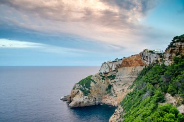 Uçurumun tepesinde denize bakan lüks bir ev.