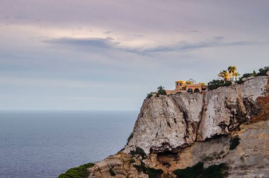 Uçurumun tepesindeki lüks ev.