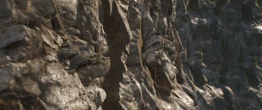 Keskin şekilli dağ kayalarının manzarası