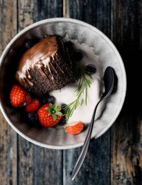 Taze kirazlı kek, krem peynir ve çikolata, ahşap masa, üst manzara.