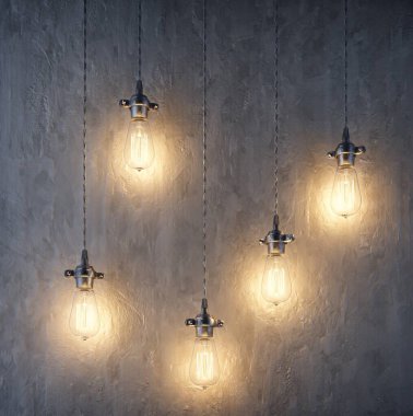 Güzel dekoratif aydınlatma ampulleri kablolarda asılı, duvar arkaplanlarında