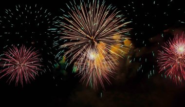 Çeşitli şekillerde patlayan havai fişekler ve gece gökyüzüne karşı parlayan farklı renkler Diwali krakerleri havai fişek kutlaması, yeni yıl, Noel kutlaması.