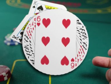 Kumarhanede kart oynamanın 3 boyutlu sihirli animasyonu ve kart değişimlerinin sayısı ve yüzleri, poker kartları, kumarhanede kumar fişleri, kumar falı.