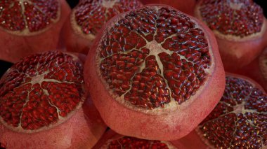 Taze, yarım kesilmiş nar yakın çekim