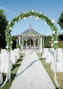 Düğün sunağı ve yeşil alandaki sandalyeler