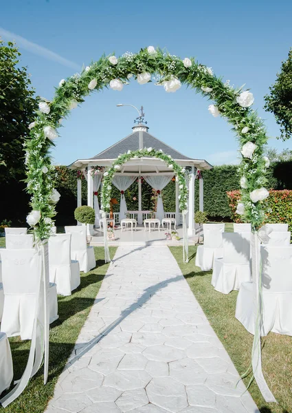 在绿地里的婚礼圣坛和椅子 — 图库照片