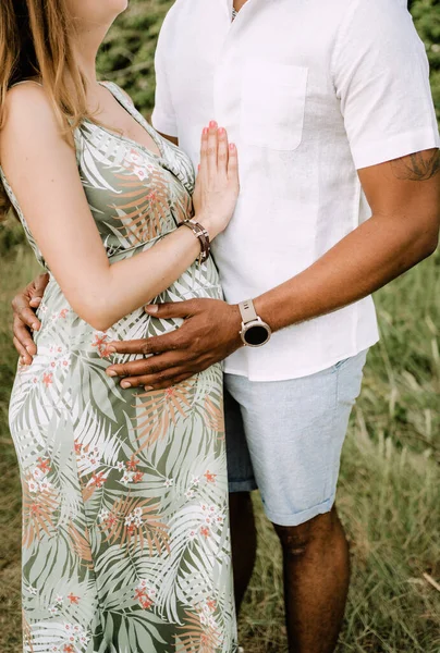 Casal Interracial Grávida Abraçando Floresta — Fotografia de Stock