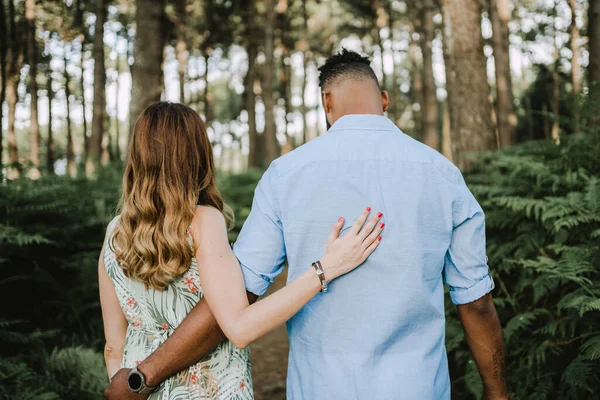 Una Pareja Interracial Caminando Bosque — Foto de Stock