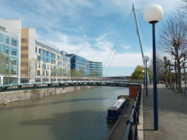 Nisan ayında güneşli bir Pazar günü, Bristol 'deki (İngiltere) tapınak alanı 