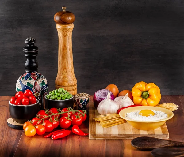 İçinde zeytinyağı ve biber öğütücü bulunan sebzelerin ön görüntüsü.