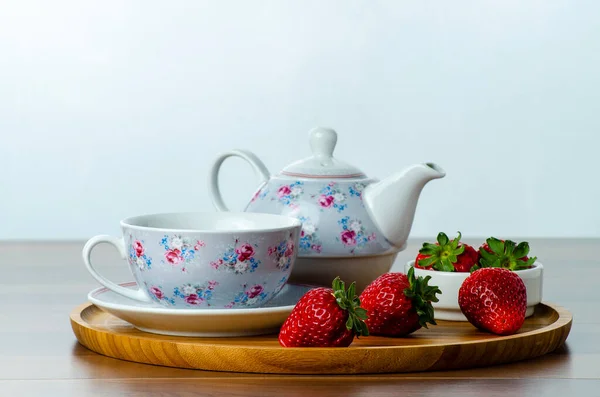 Dettaglio Una Tazza Alla Fragola Accompagnato Teiera Porcellana Fragole Sciolti — Foto Stock