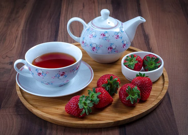 Früchtetee Mit Erdbeeren Auf Einem Holztisch — Stockfoto