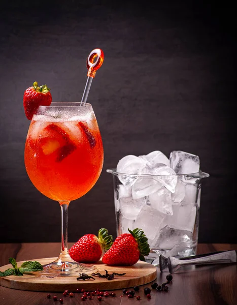 Ahşap tepside çilekli kokteyl, buz kovası ve nane, seçici odak resmi